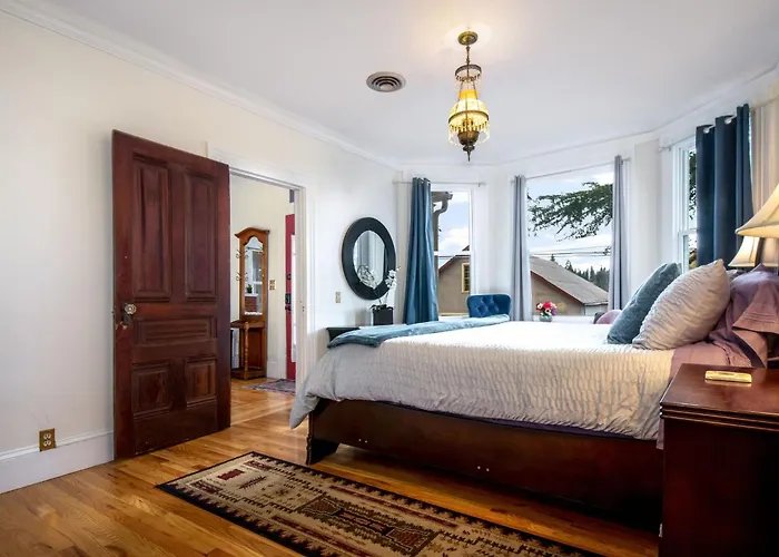 The Golden Parlor- Historic Victorian, Hot Tub