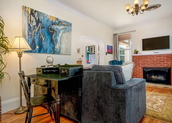 The Golden Parlor- Historic Victorian, Hot Tub