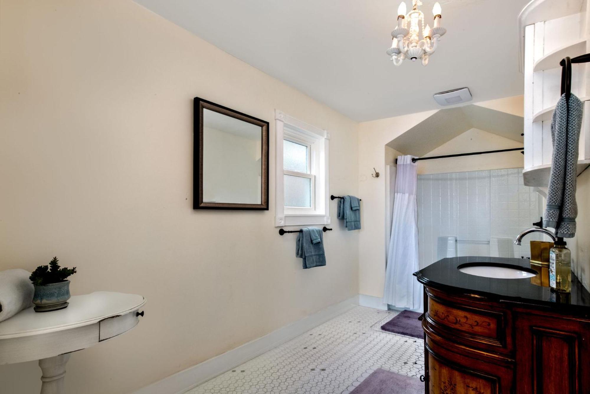 The Golden Parlor- Historic Victorian, Hot Tub Grass Valley