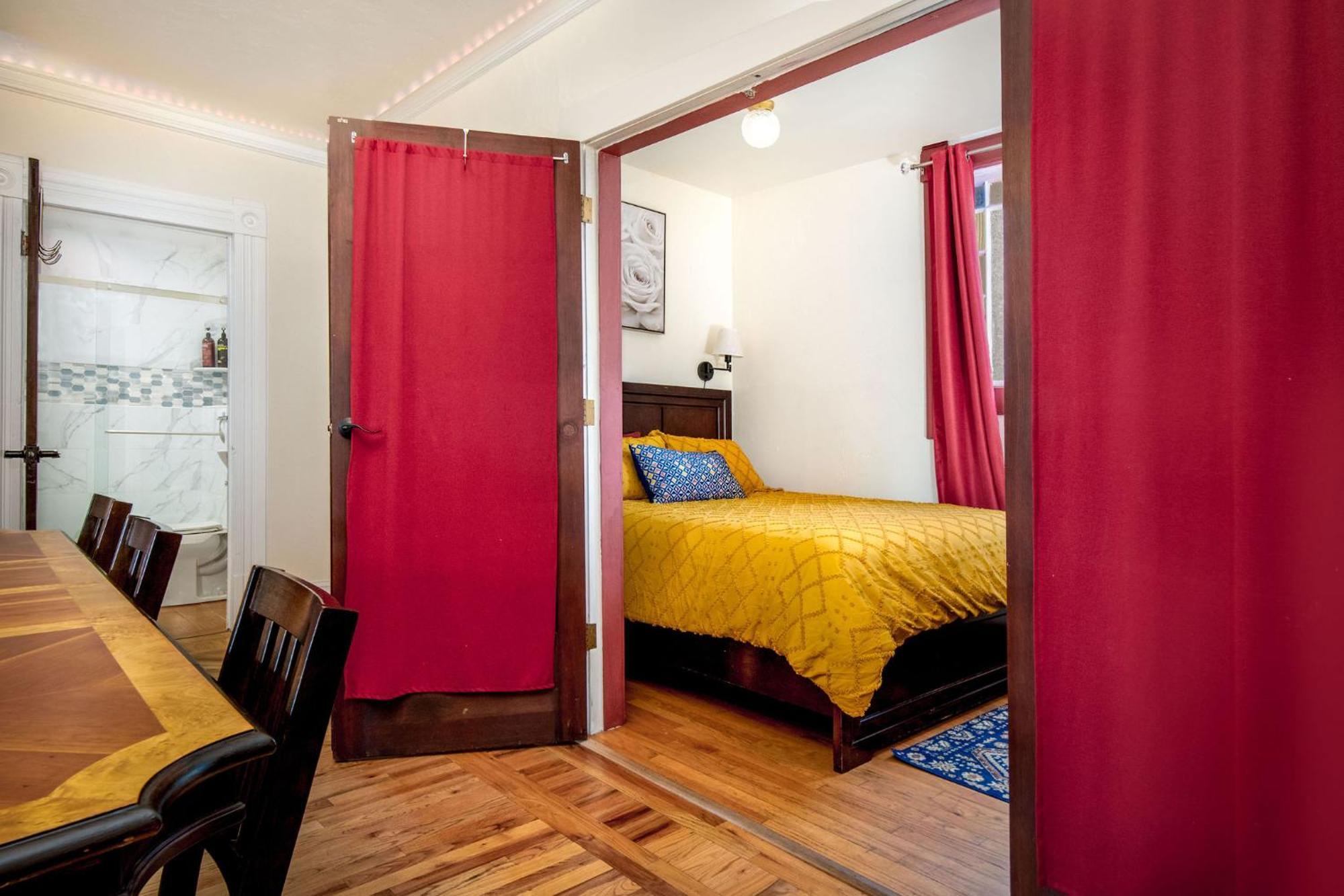 The Golden Parlor- Historic Victorian, Hot Tub Holiday home Grass Valley