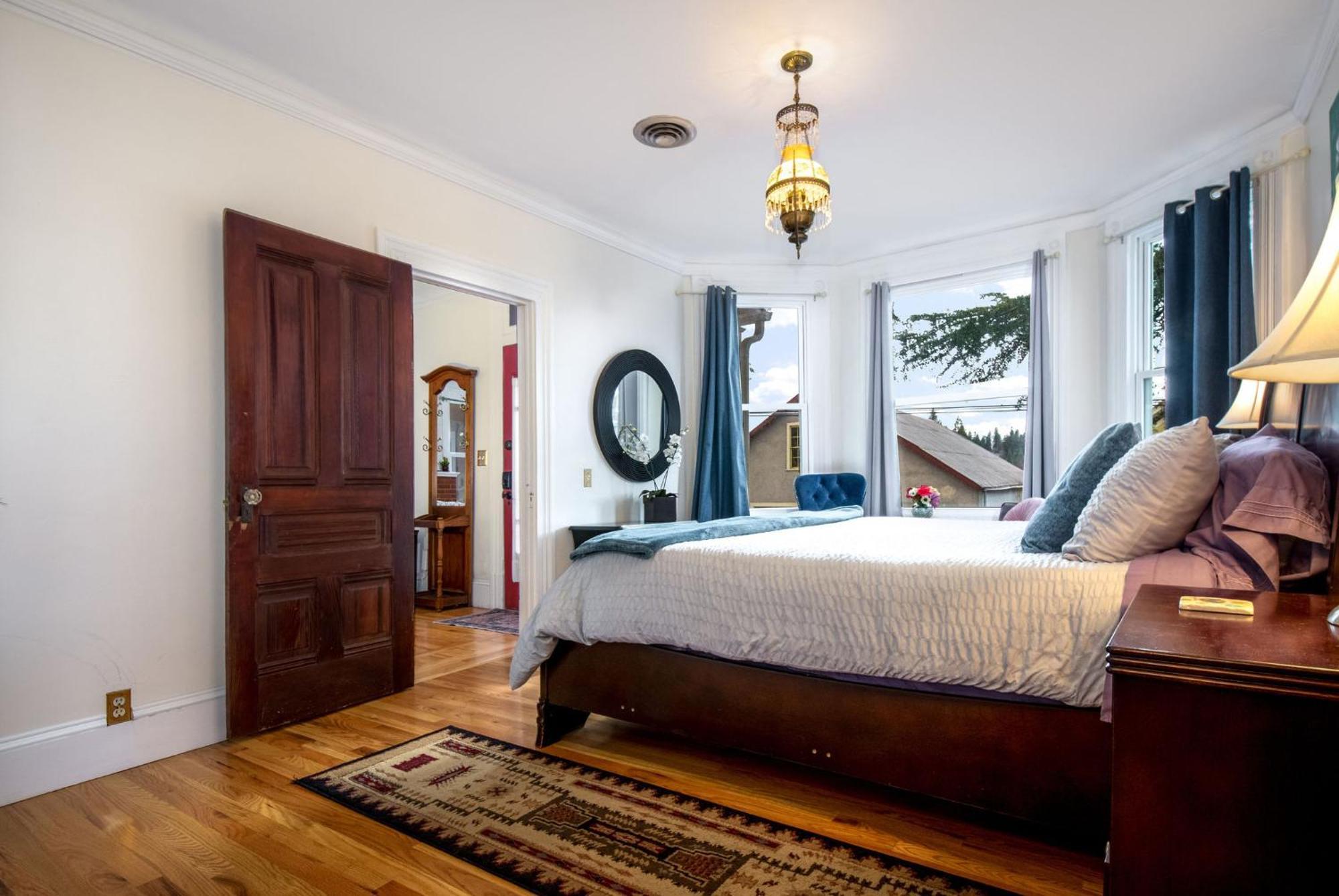 The Golden Parlor- Historic Victorian, Hot Tub *