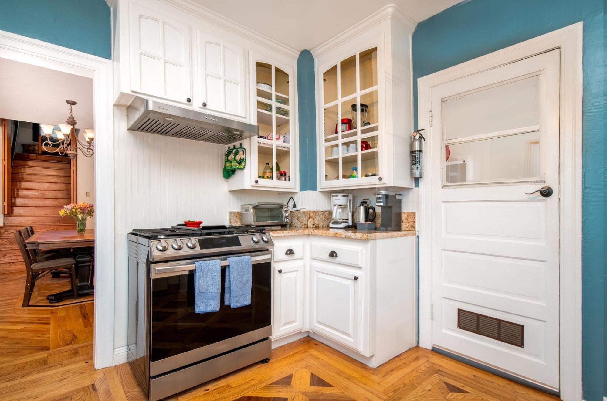 The Golden Parlor- Historic Victorian, Hot Tub Holiday home