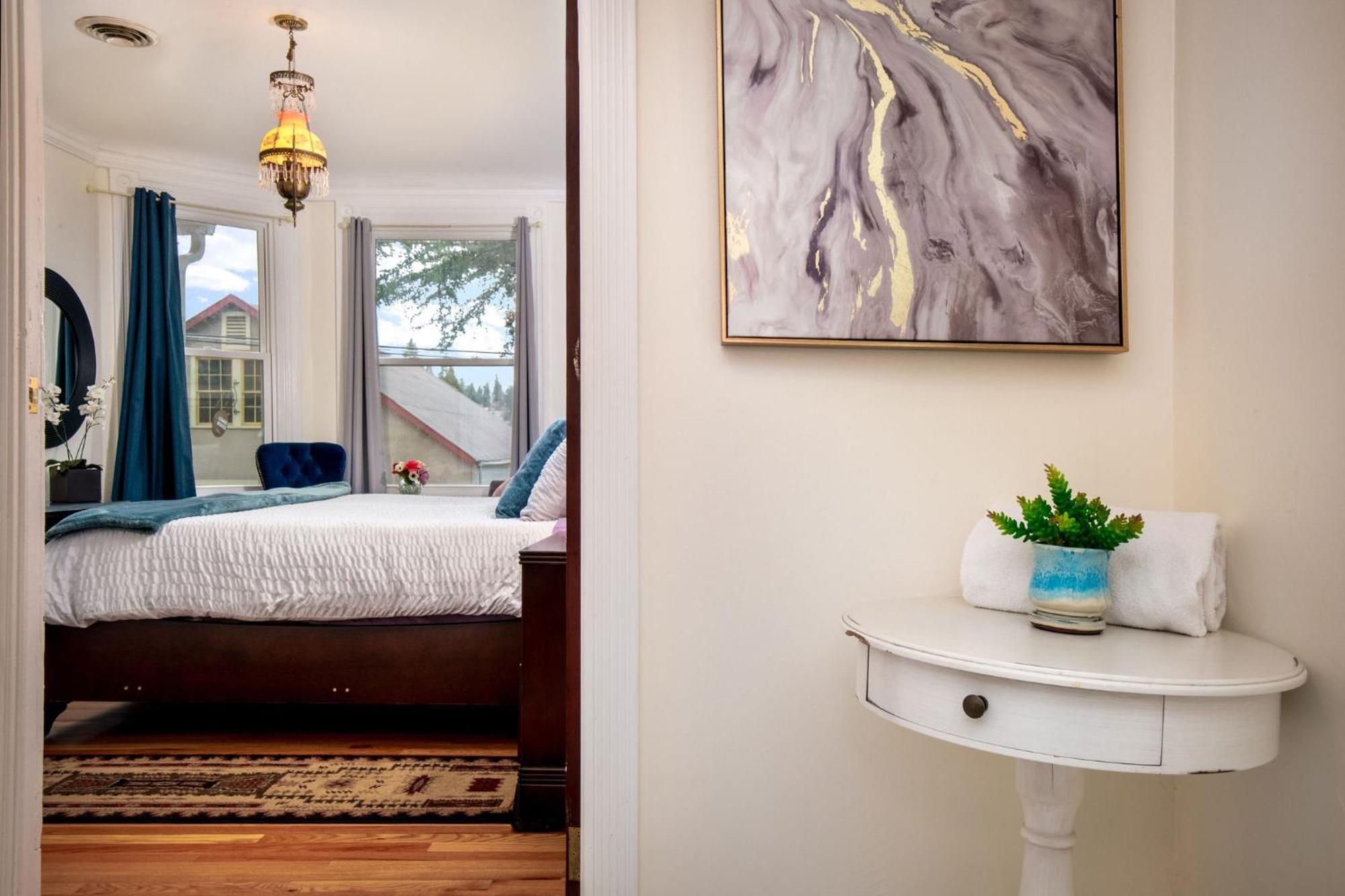 The Golden Parlor- Historic Victorian, Hot Tub Holiday home Grass Valley