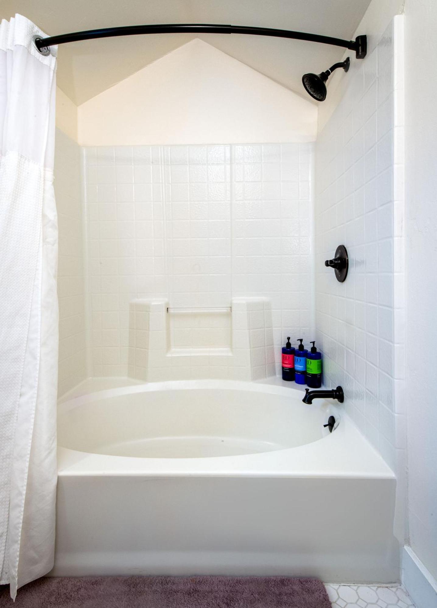 The Golden Parlor- Historic Victorian, Hot Tub Holiday home