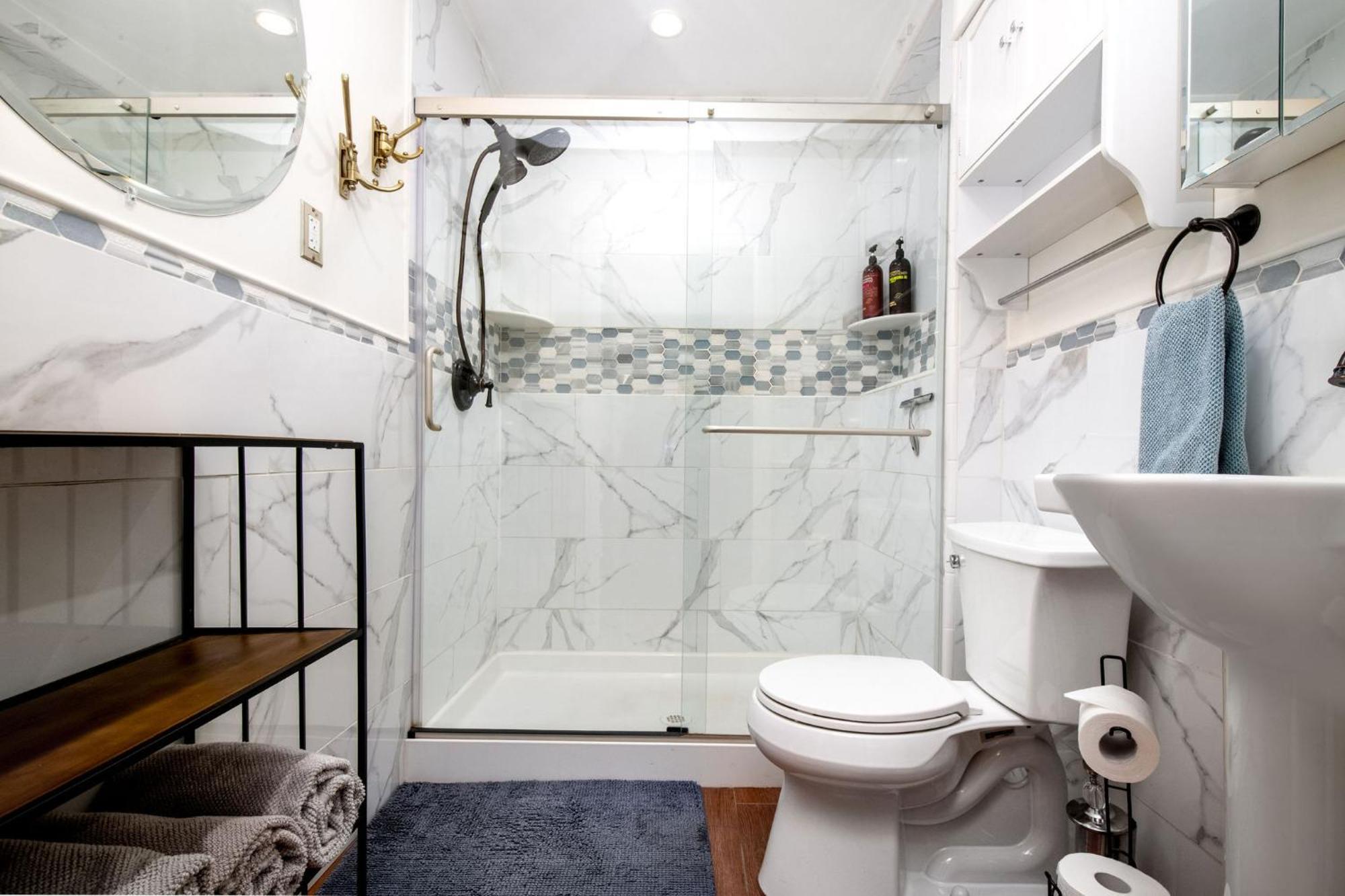 The Golden Parlor- Historic Victorian, Hot Tub Holiday home
