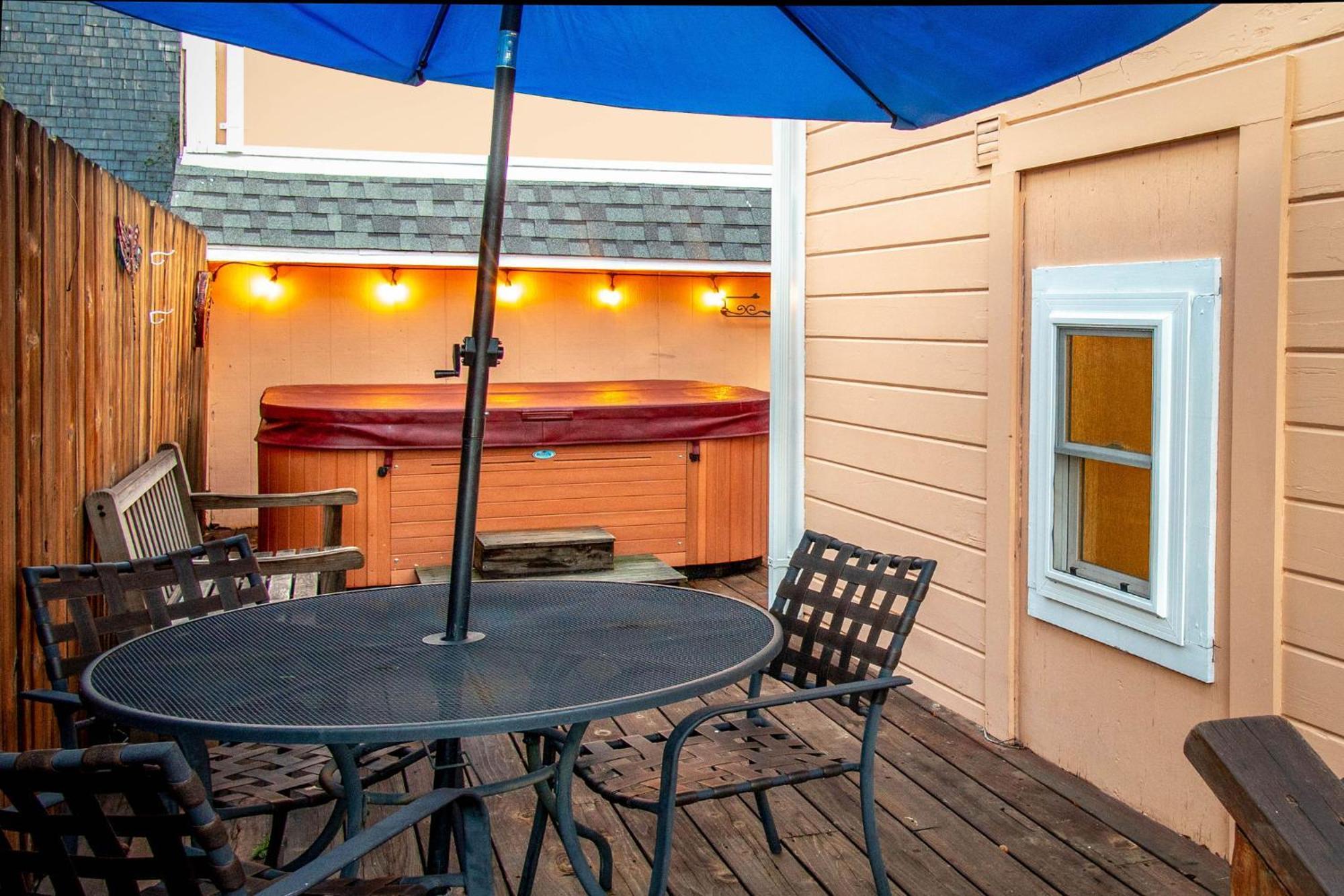 The Golden Parlor- Historic Victorian, Hot Tub Holiday home *