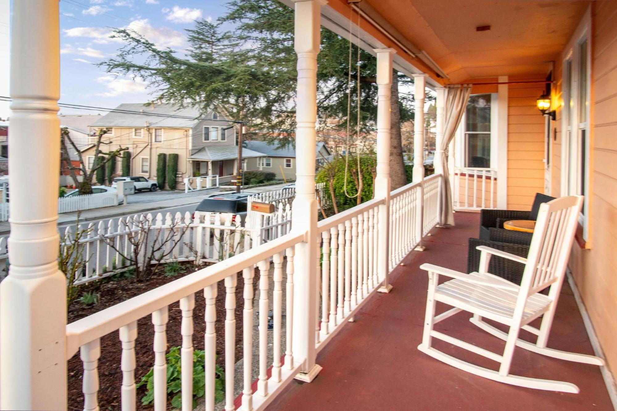Holiday home The Golden Parlor- Historic Victorian, Hot Tub