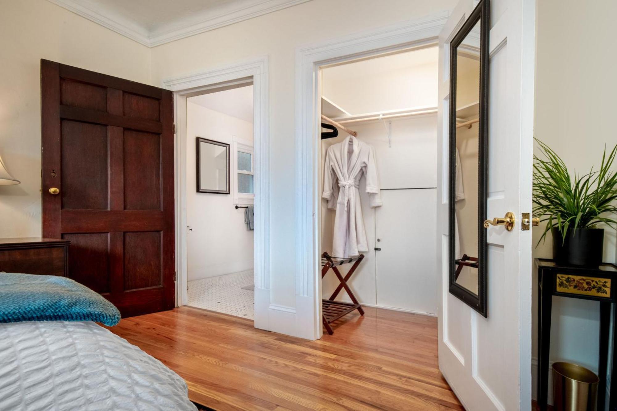 The Golden Parlor- Historic Victorian, Hot Tub Holiday home
