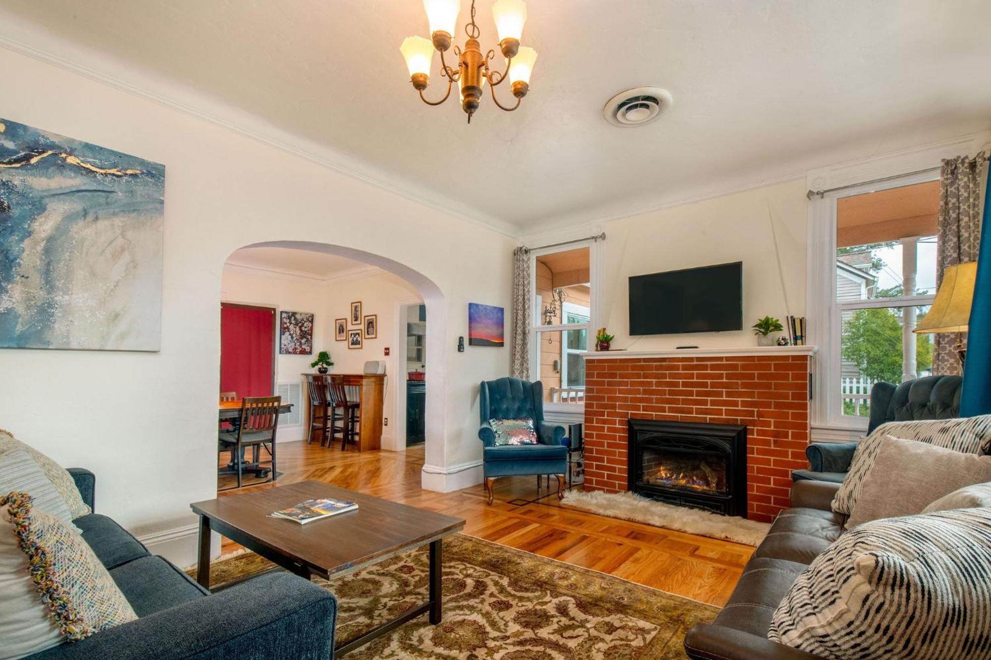 The Golden Parlor- Historic Victorian, Hot Tub