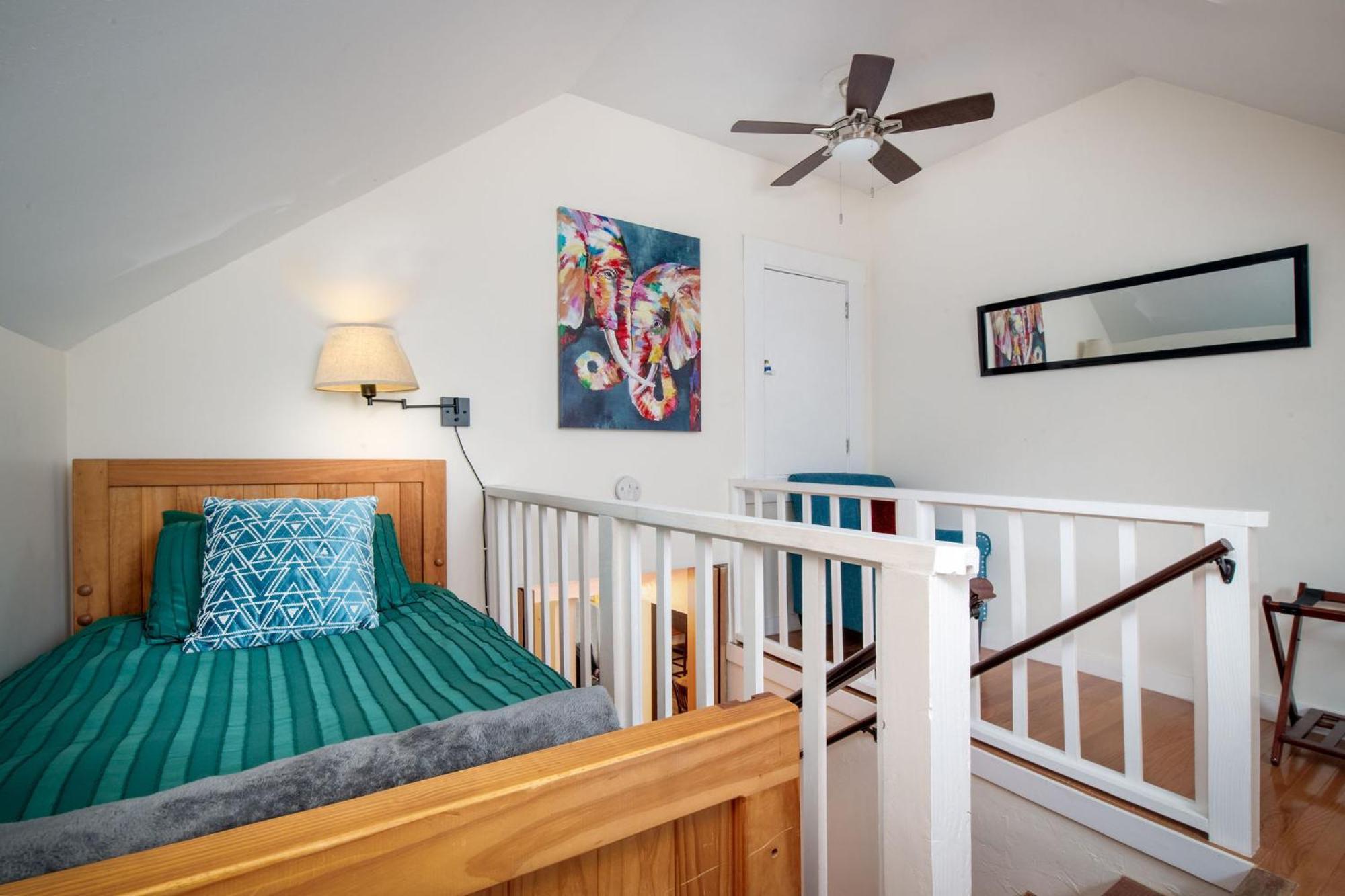 The Golden Parlor- Historic Victorian, Hot Tub Holiday home