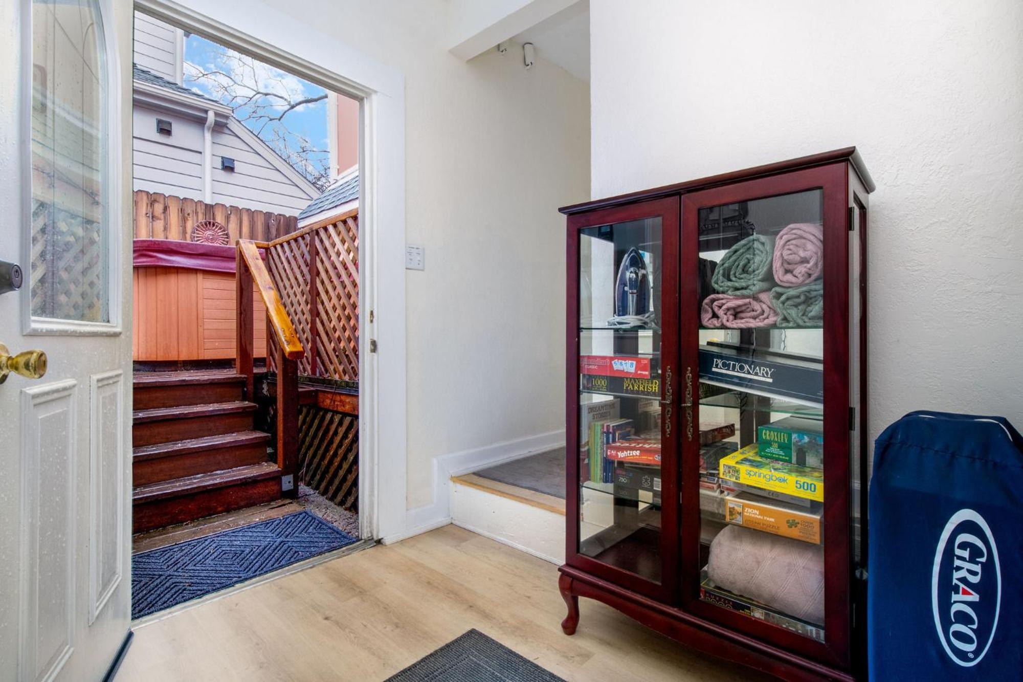 The Golden Parlor- Historic Victorian, Hot Tub *