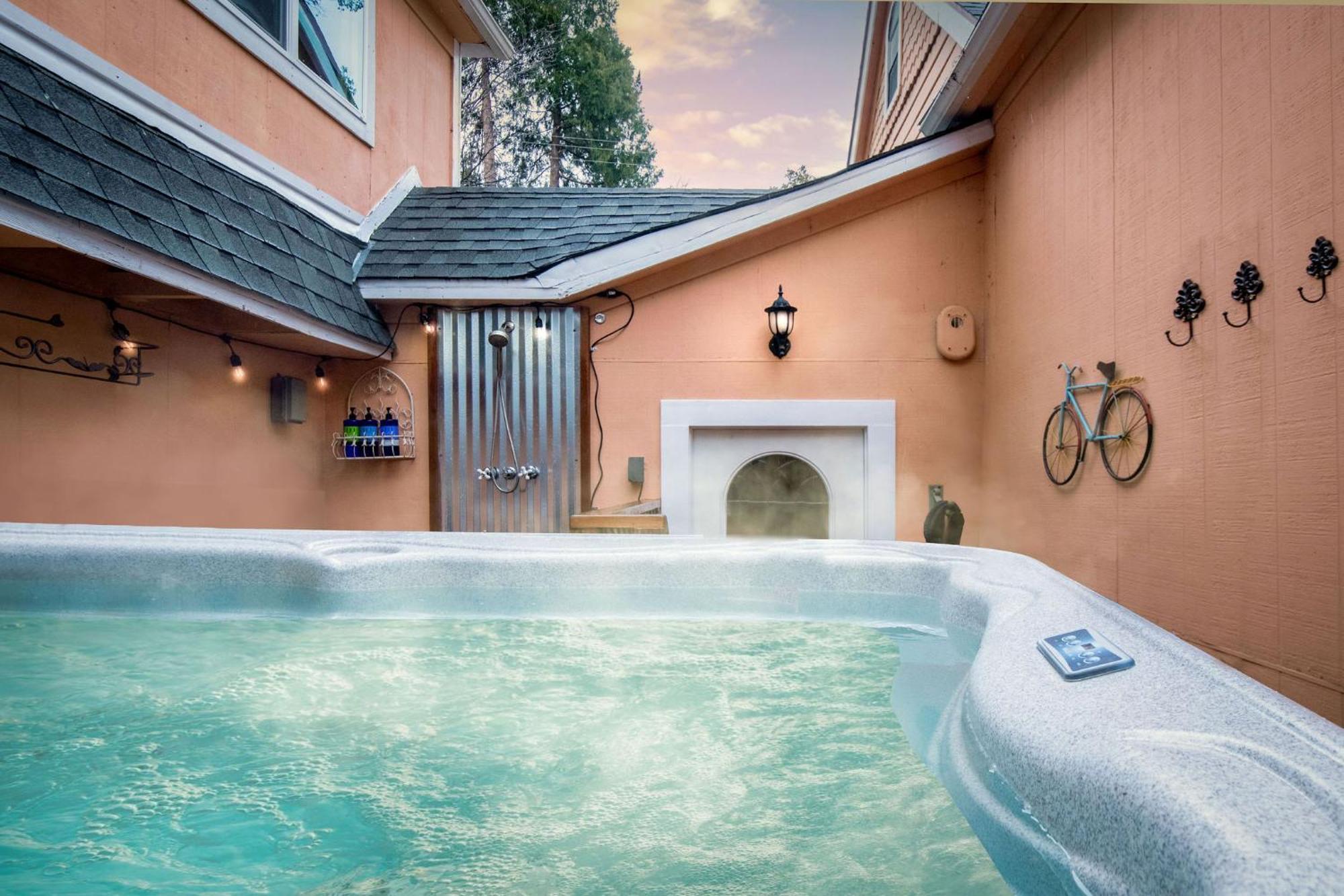 Holiday home The Golden Parlor- Historic Victorian, Hot Tub