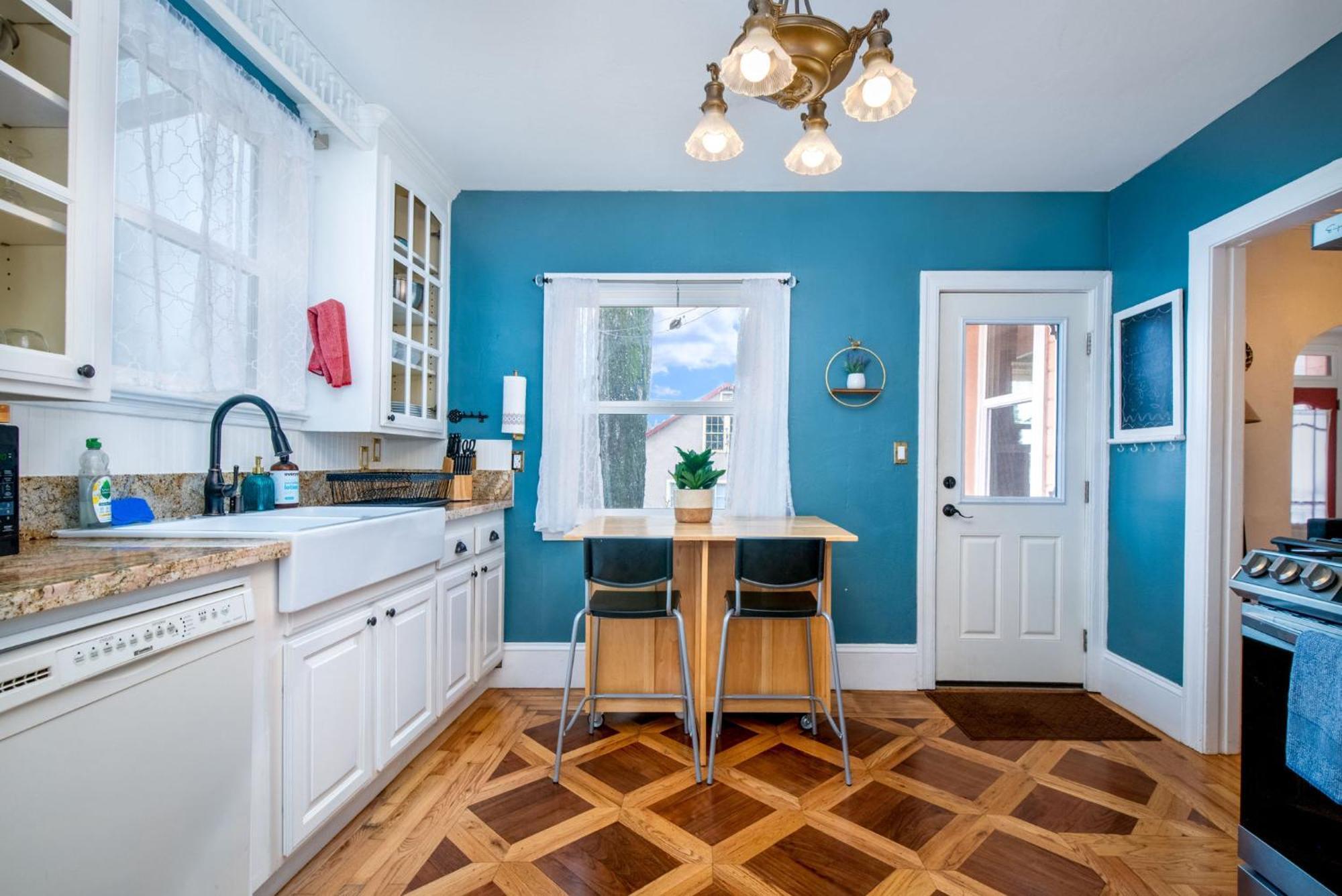 The Golden Parlor- Historic Victorian, Hot Tub Holiday home Grass Valley