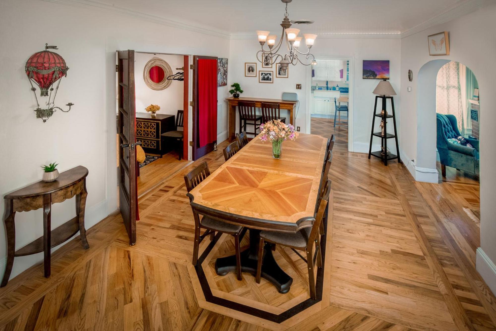 The Golden Parlor- Historic Victorian, Hot Tub *