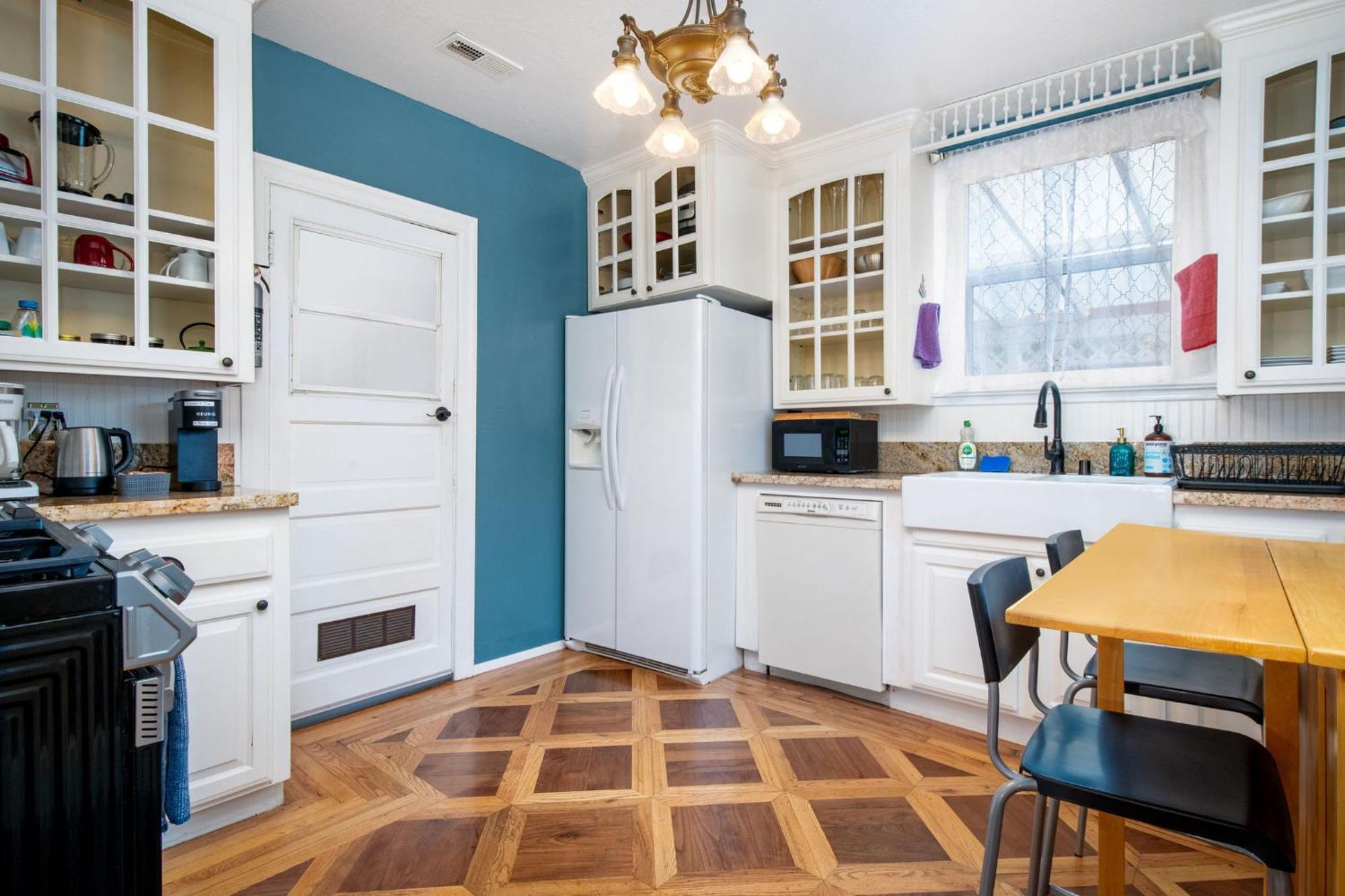 Holiday home The Golden Parlor- Historic Victorian, Hot Tub *