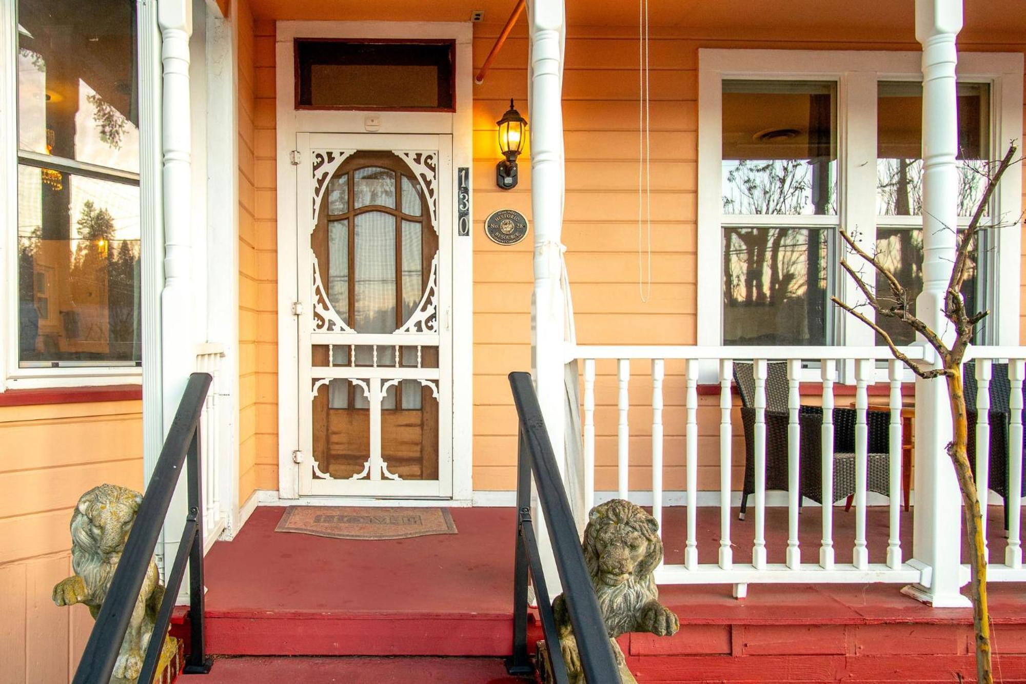 The Golden Parlor- Historic Victorian, Hot Tub Holiday home Grass Valley
