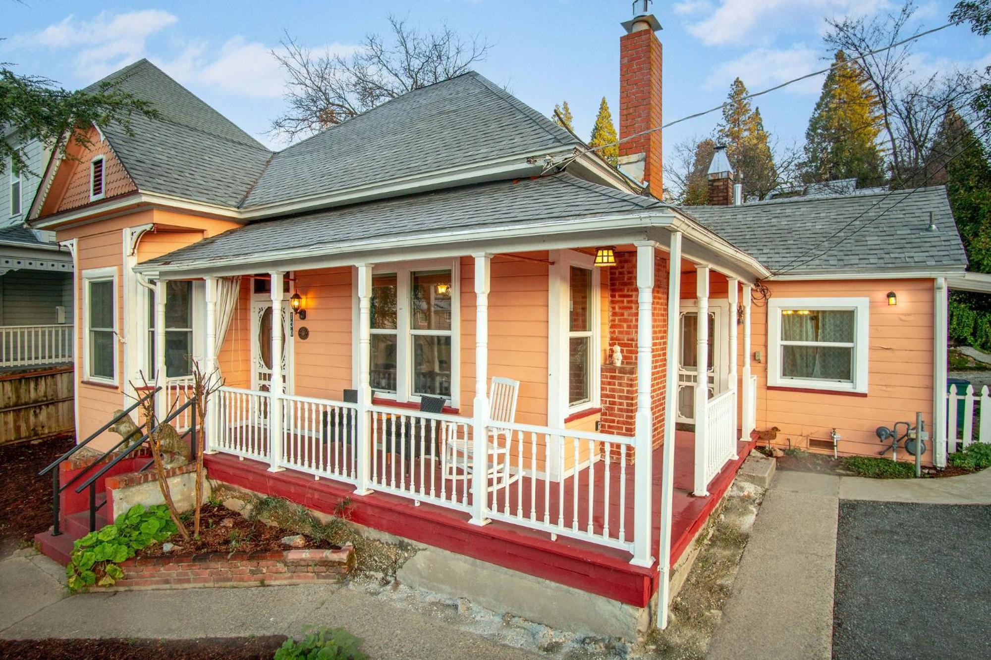 Holiday home The Golden Parlor- Historic Victorian, Hot Tub *