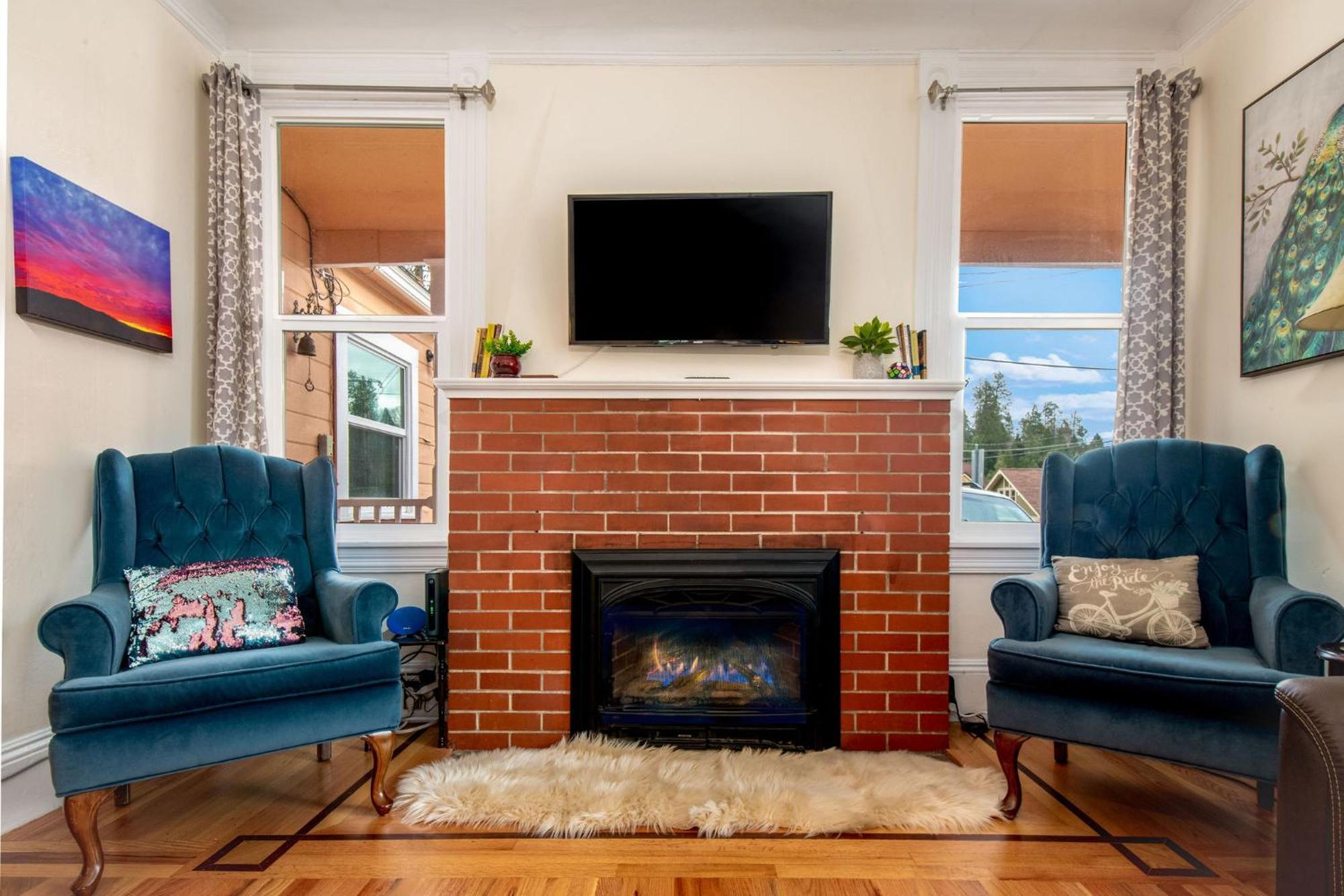 The Golden Parlor- Historic Victorian, Hot Tub Holiday home *
