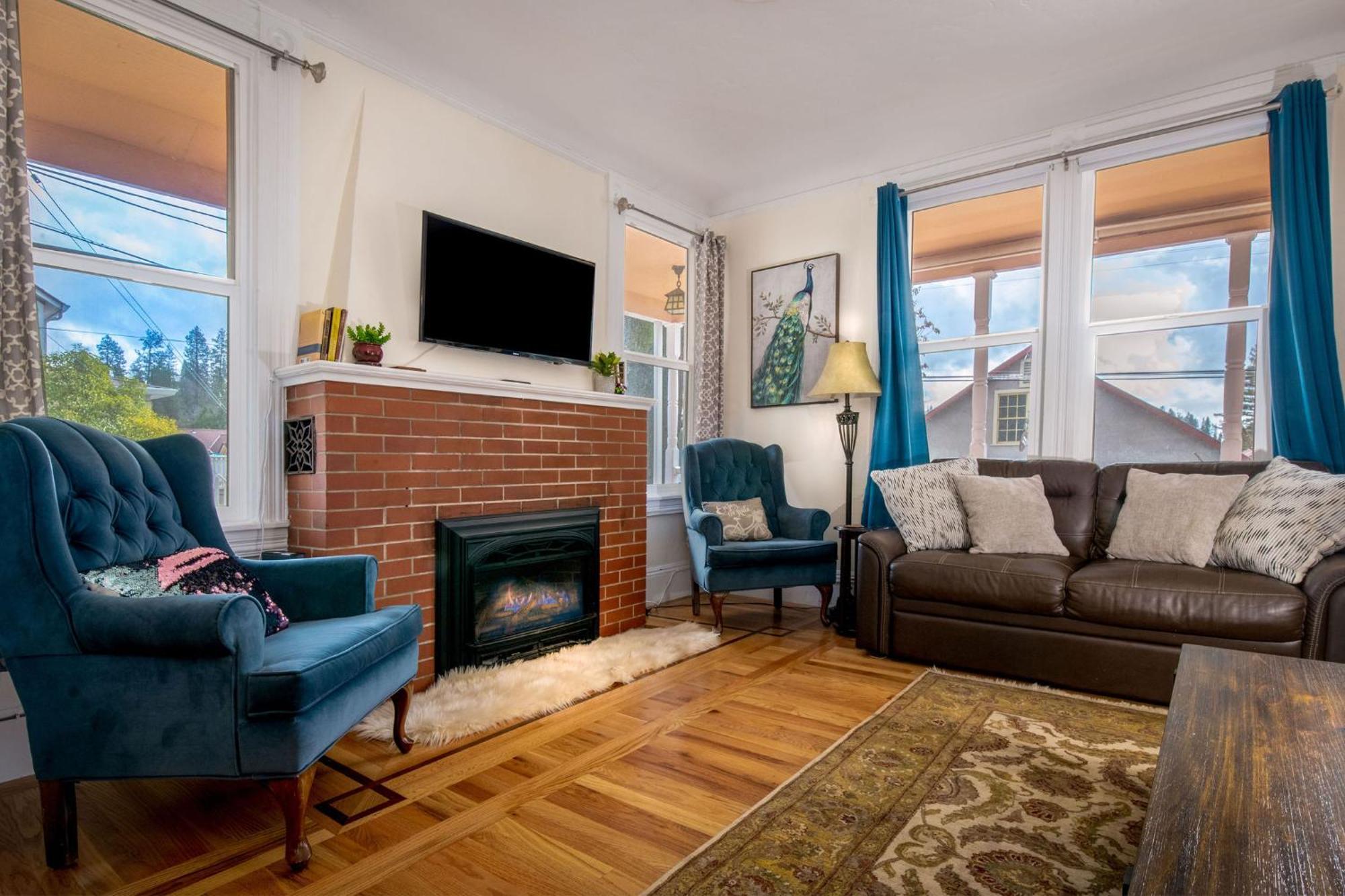 The Golden Parlor- Historic Victorian, Hot Tub Holiday home