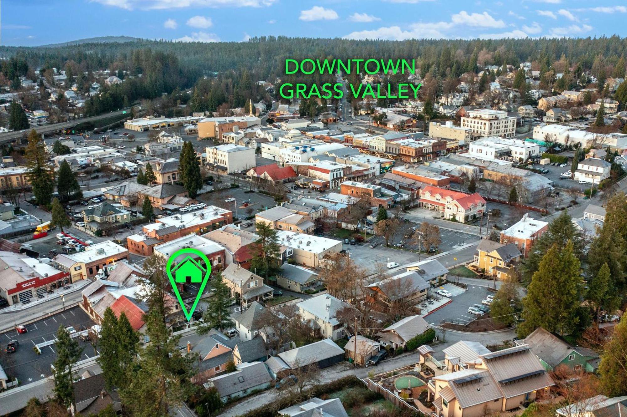 The Golden Parlor- Historic Victorian, Hot Tub * Grass Valley