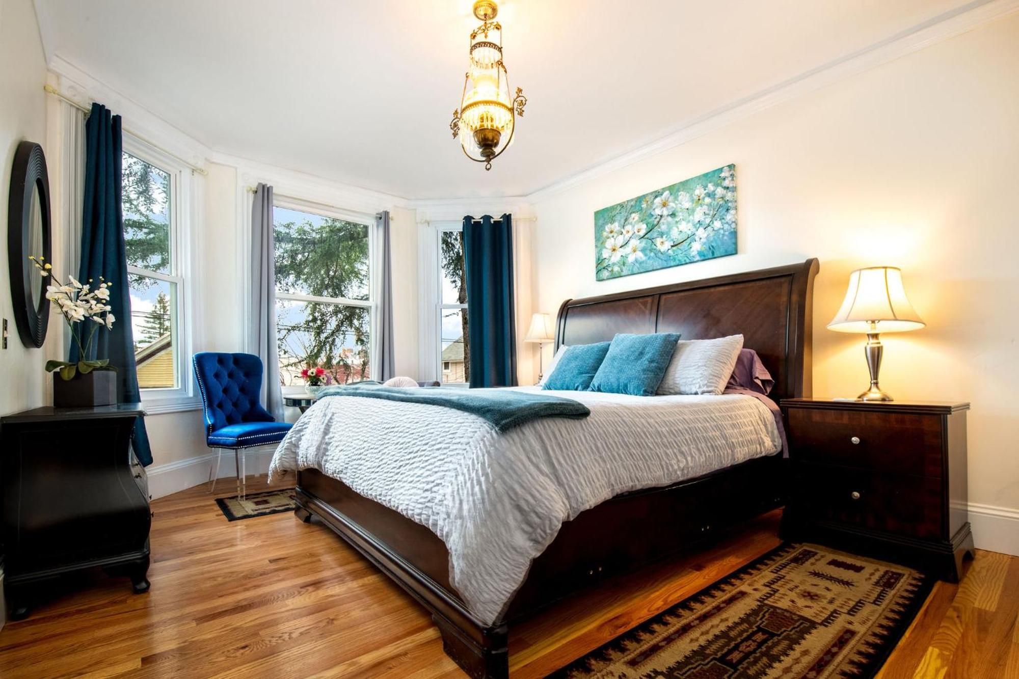 The Golden Parlor- Historic Victorian, Hot Tub Grass Valley