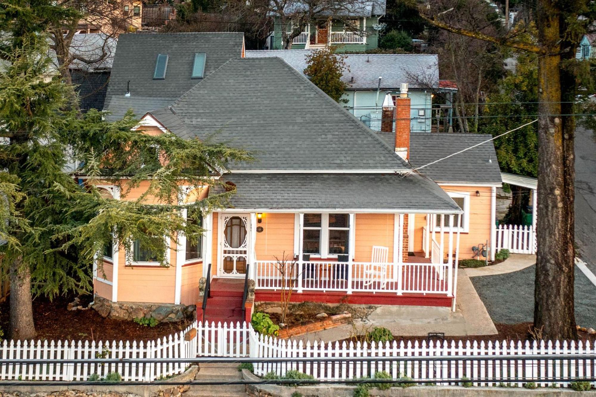 The Golden Parlor- Historic Victorian, Hot Tub *