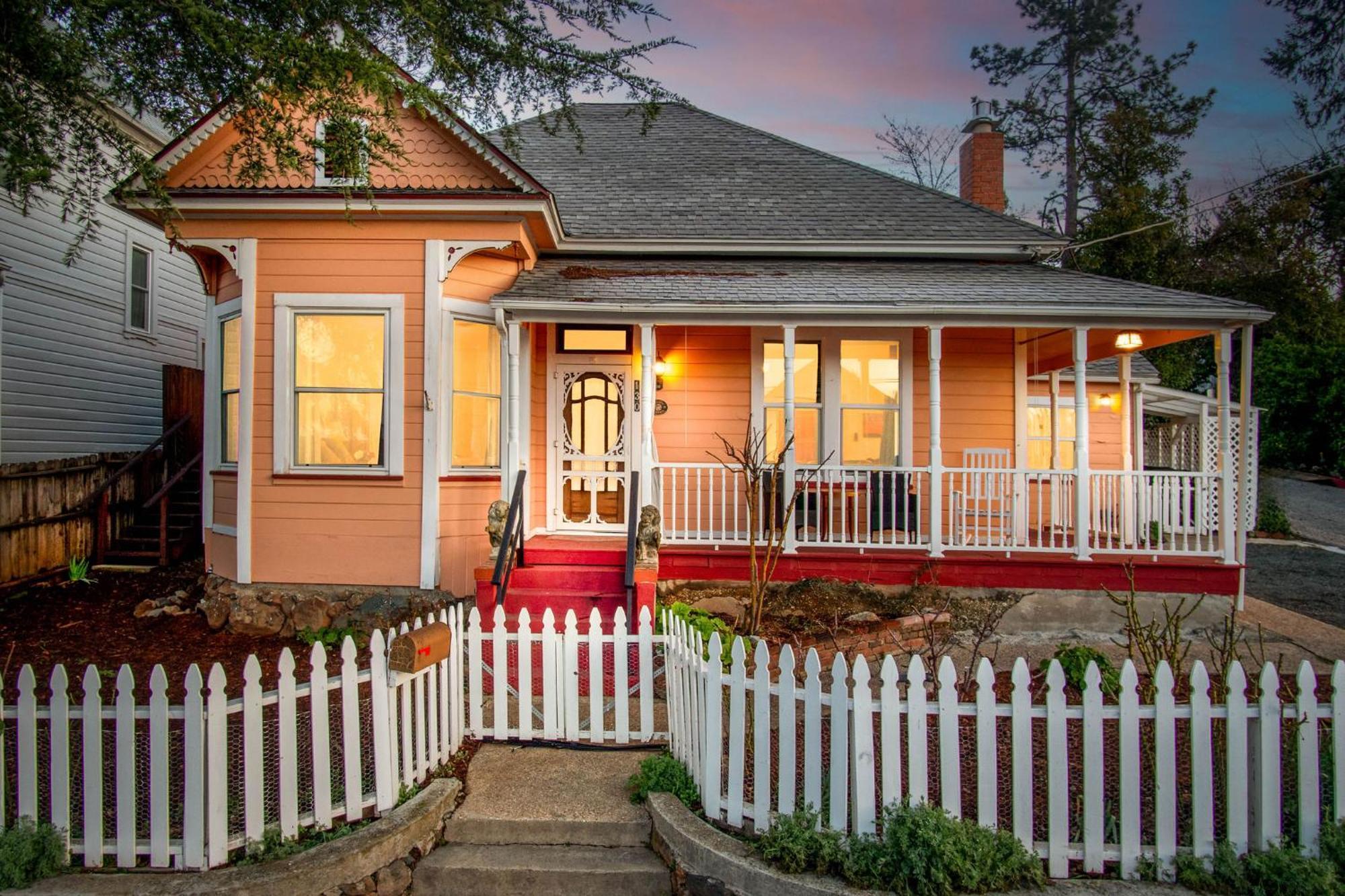 The Golden Parlor- Historic Victorian, Hot Tub *