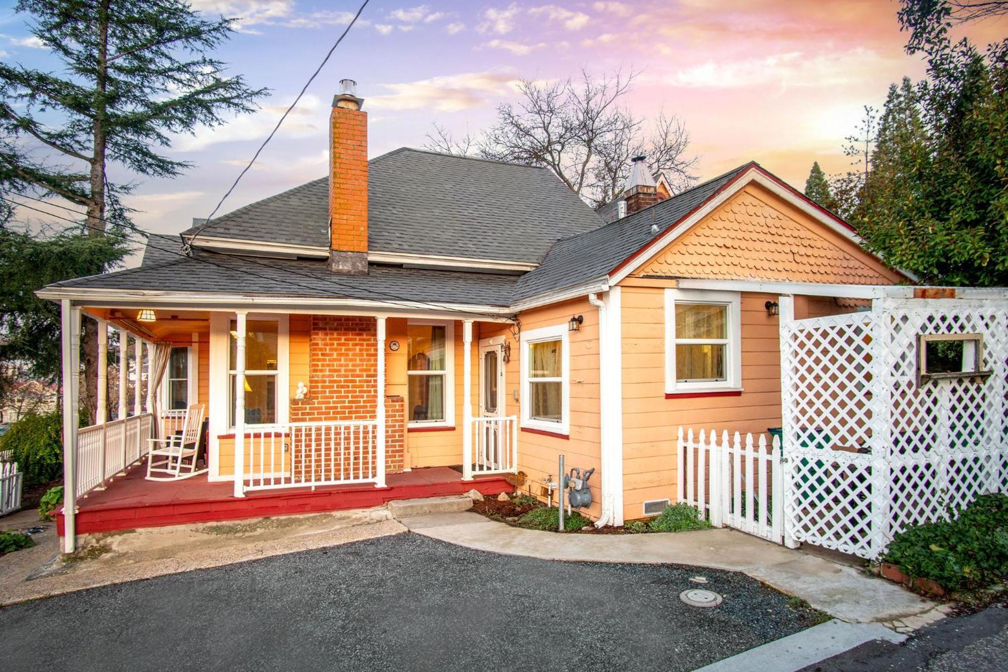 Holiday home The Golden Parlor- Historic Victorian, Hot Tub Grass Valley